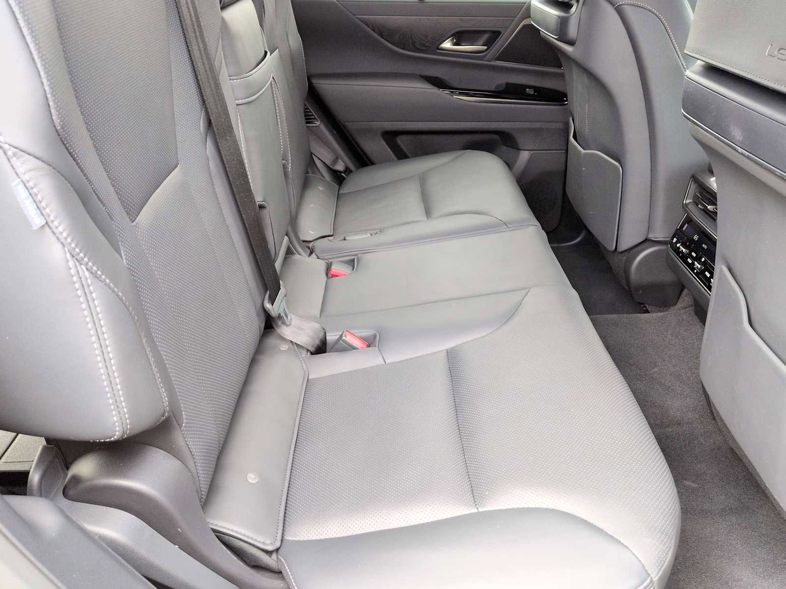 Used 2023 Lexus LX 600 4WD w/ Appearance Package image 21