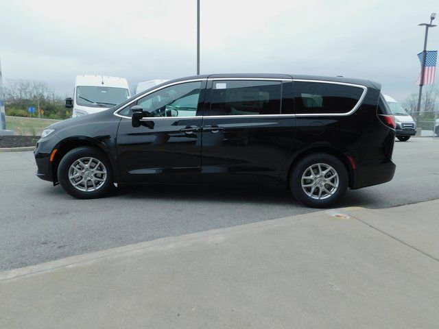 Used 2025 Chrysler Pacifica Select w/ Uconnect Theater Family Group image 6