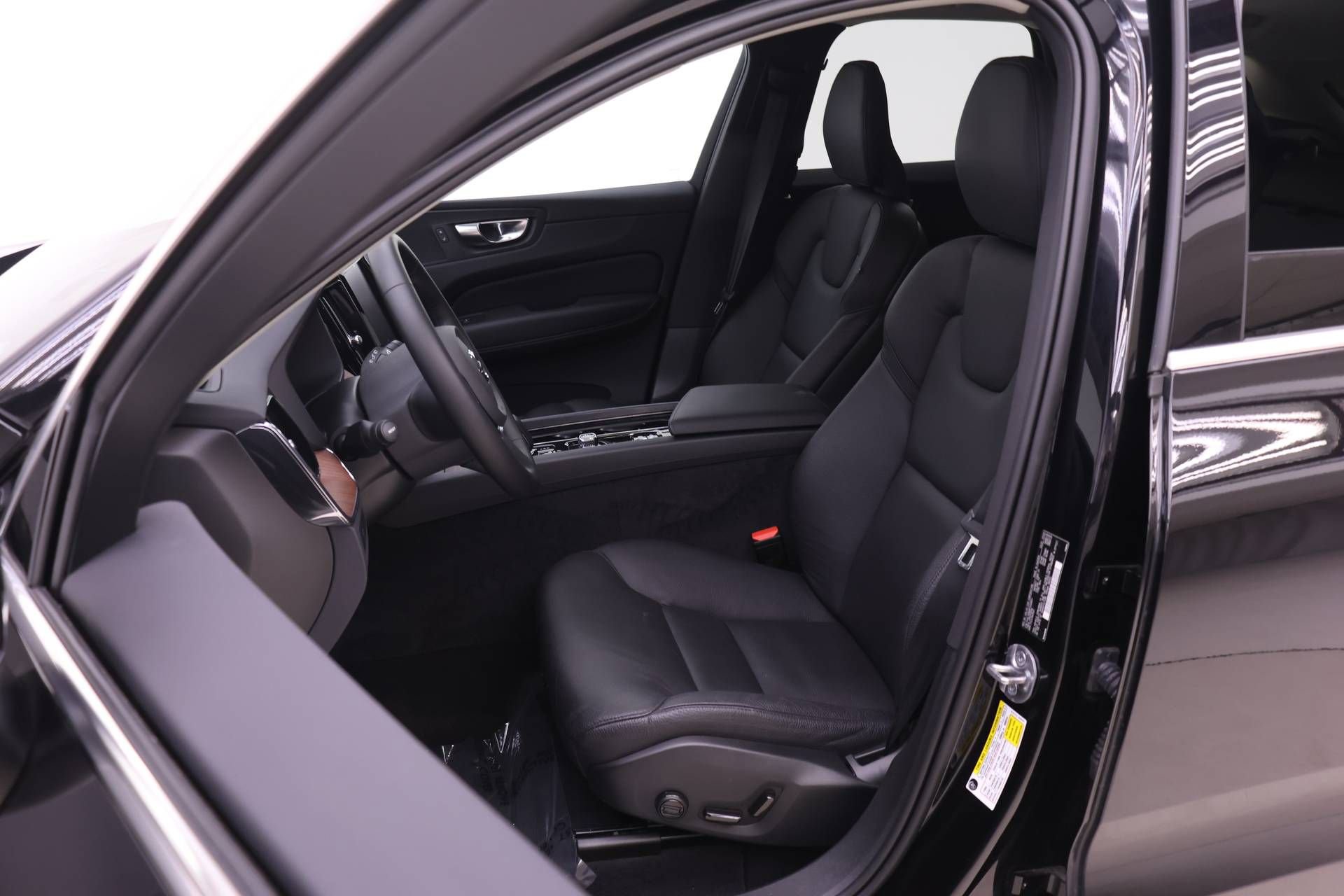 Certified 2023 Volvo XC60 B5 Plus w/ Climate Package AWD/4WD image 7