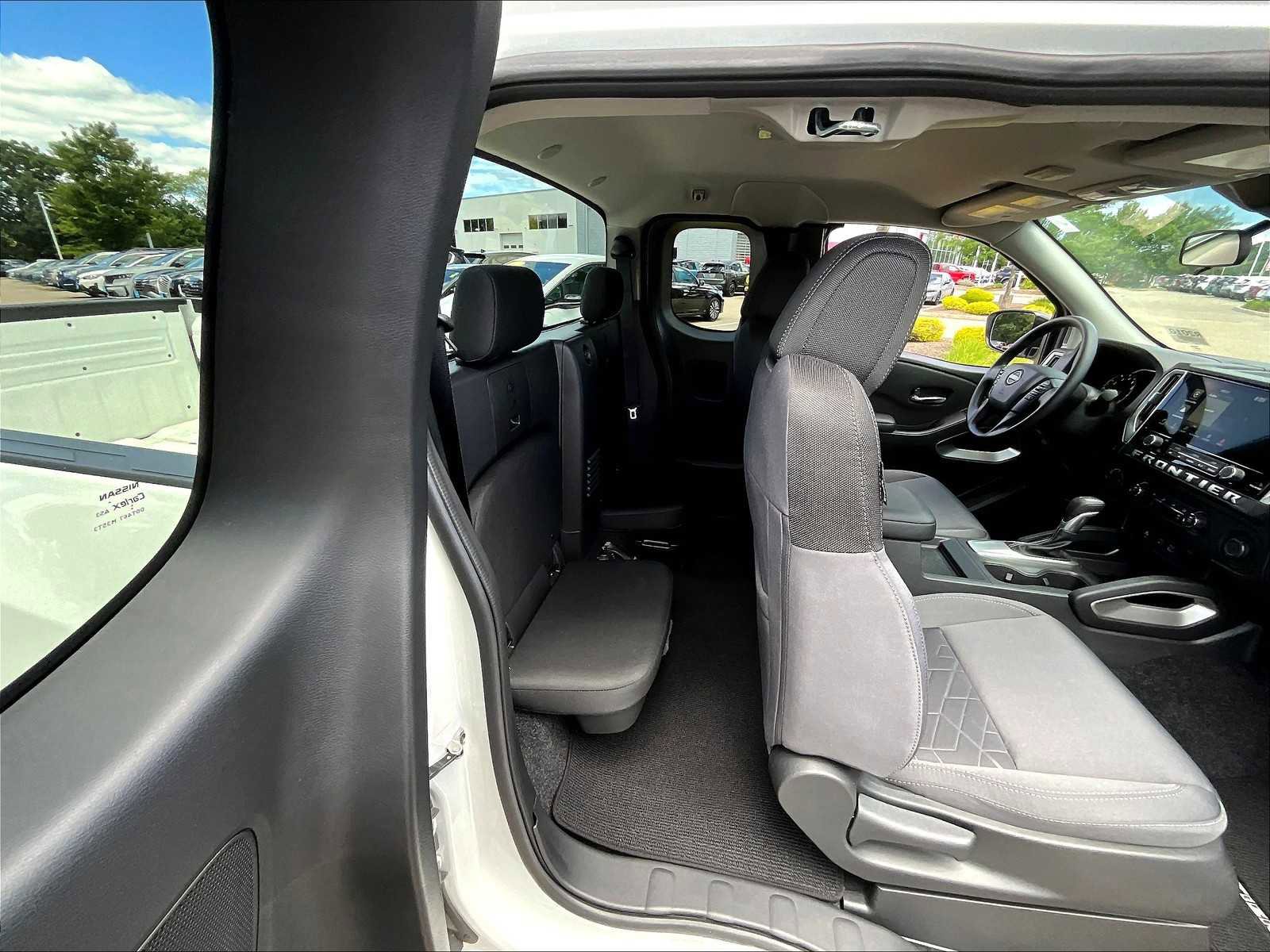 Used 2025 Nissan Frontier SV image 16