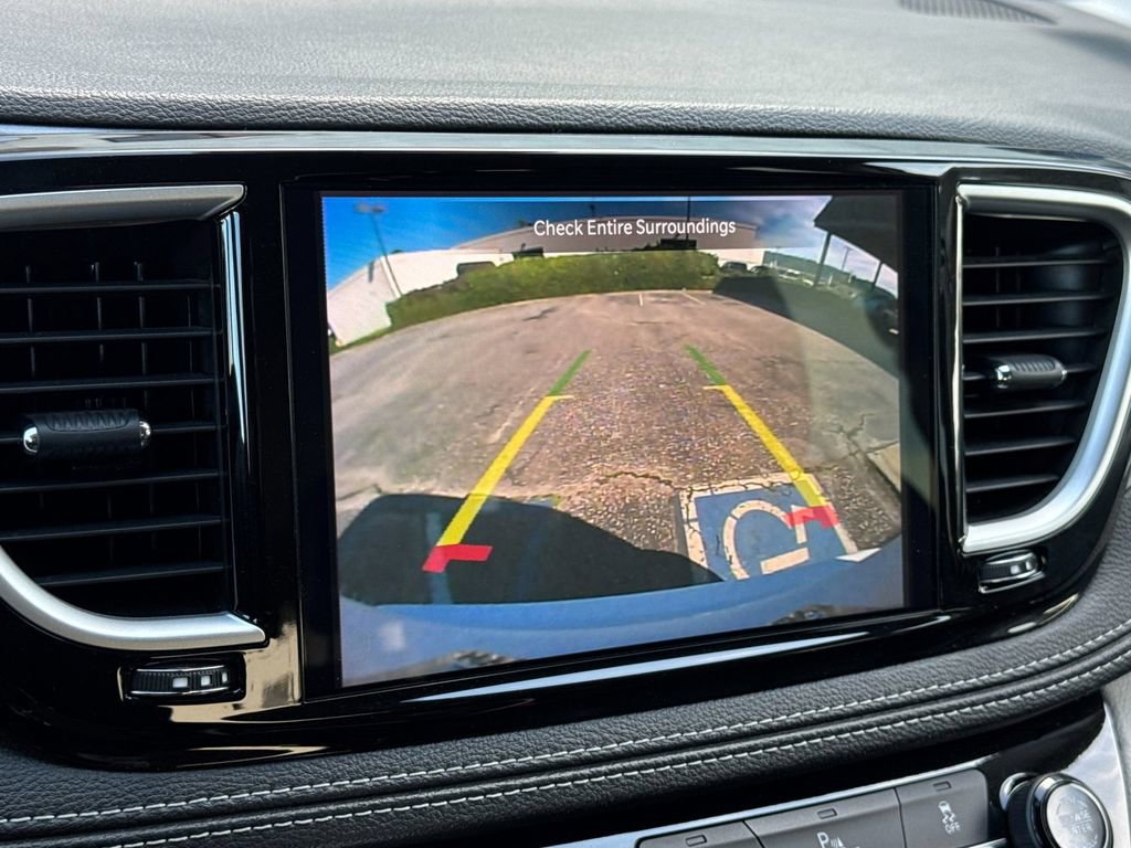 Used 2024 Chrysler Pacifica Select image 19