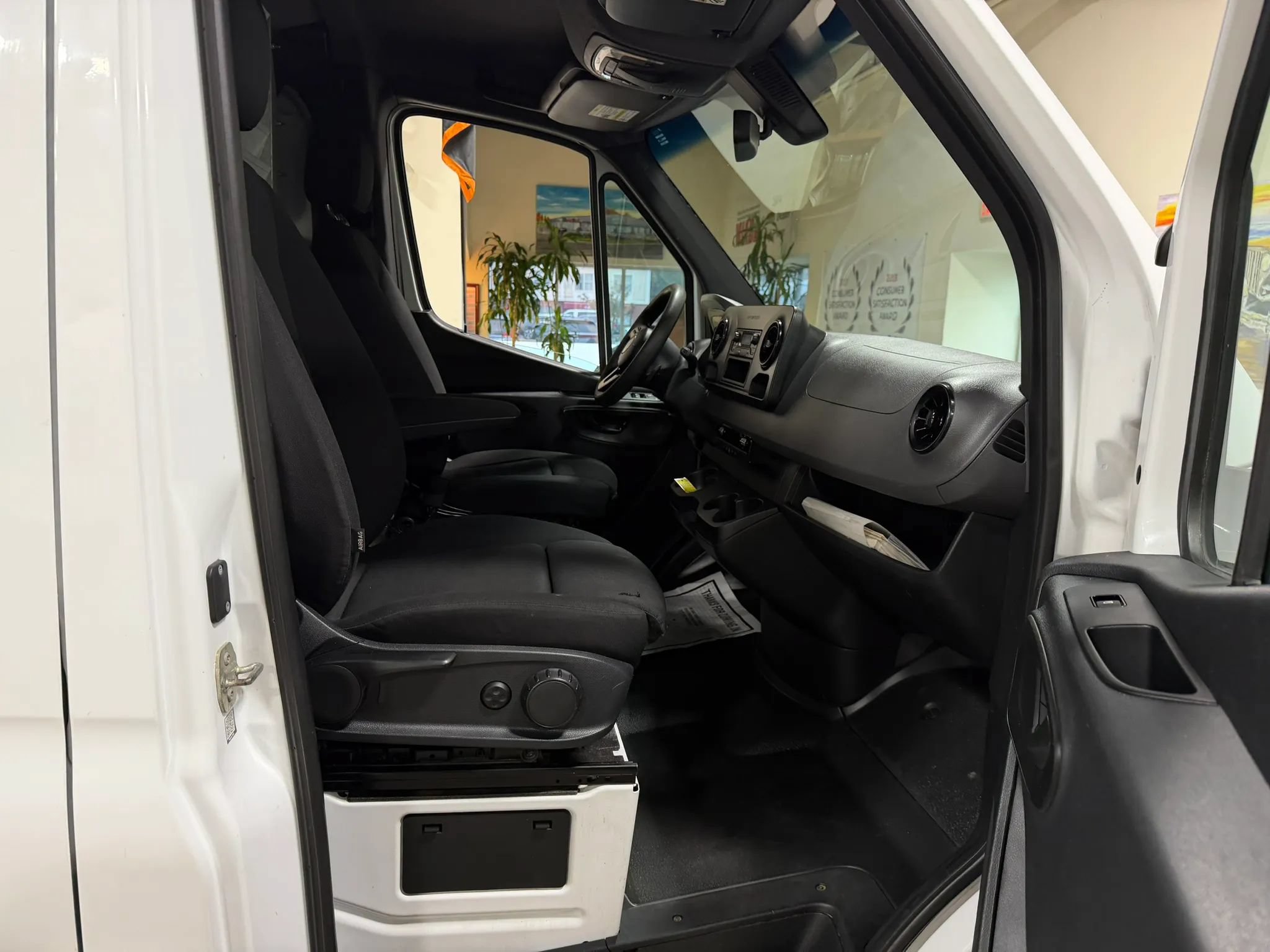 Used 2019 Freightliner Sprinter 144 RWD image 31
