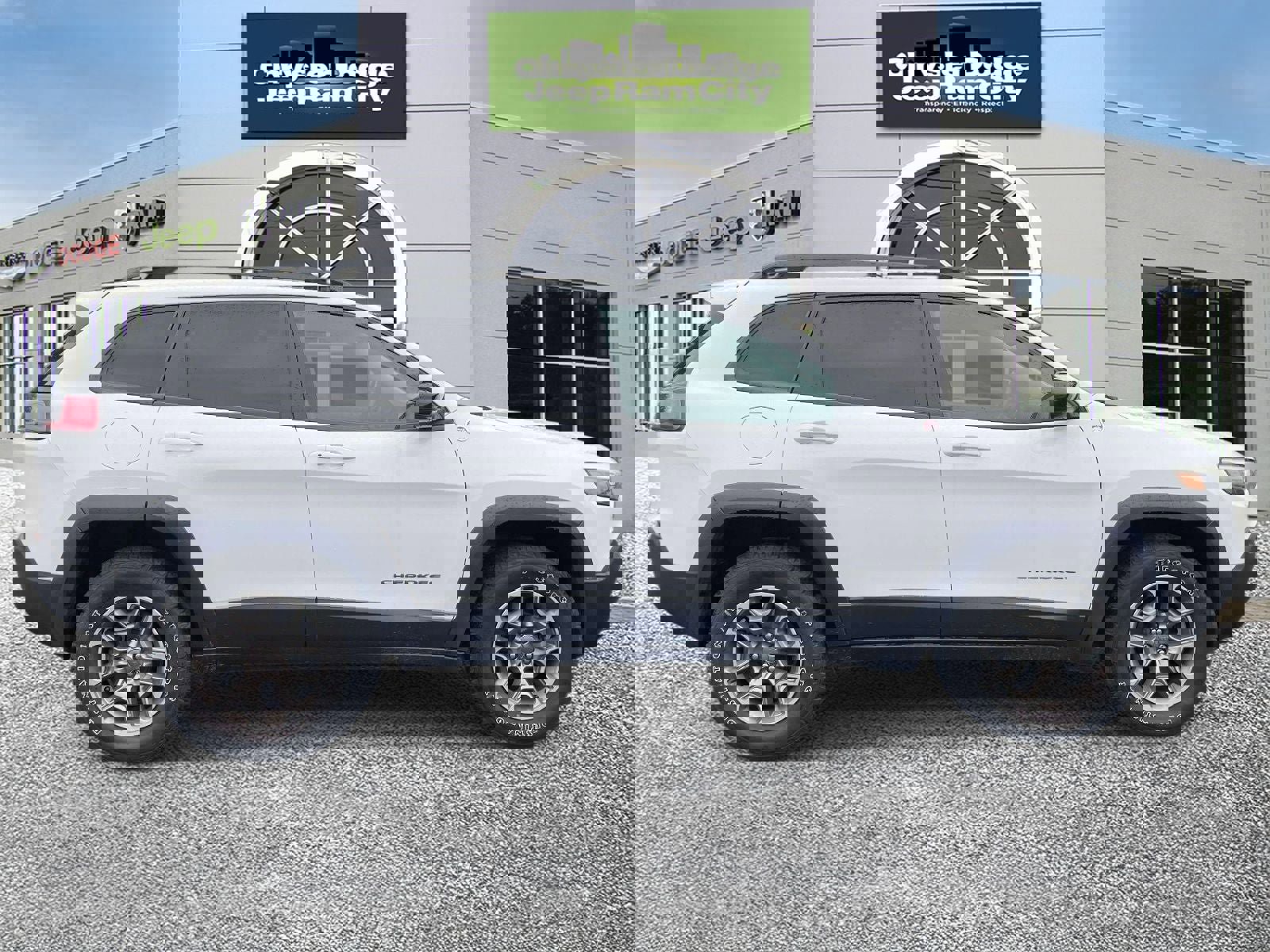 Used 2022 Jeep Cherokee Trailhawk image 5