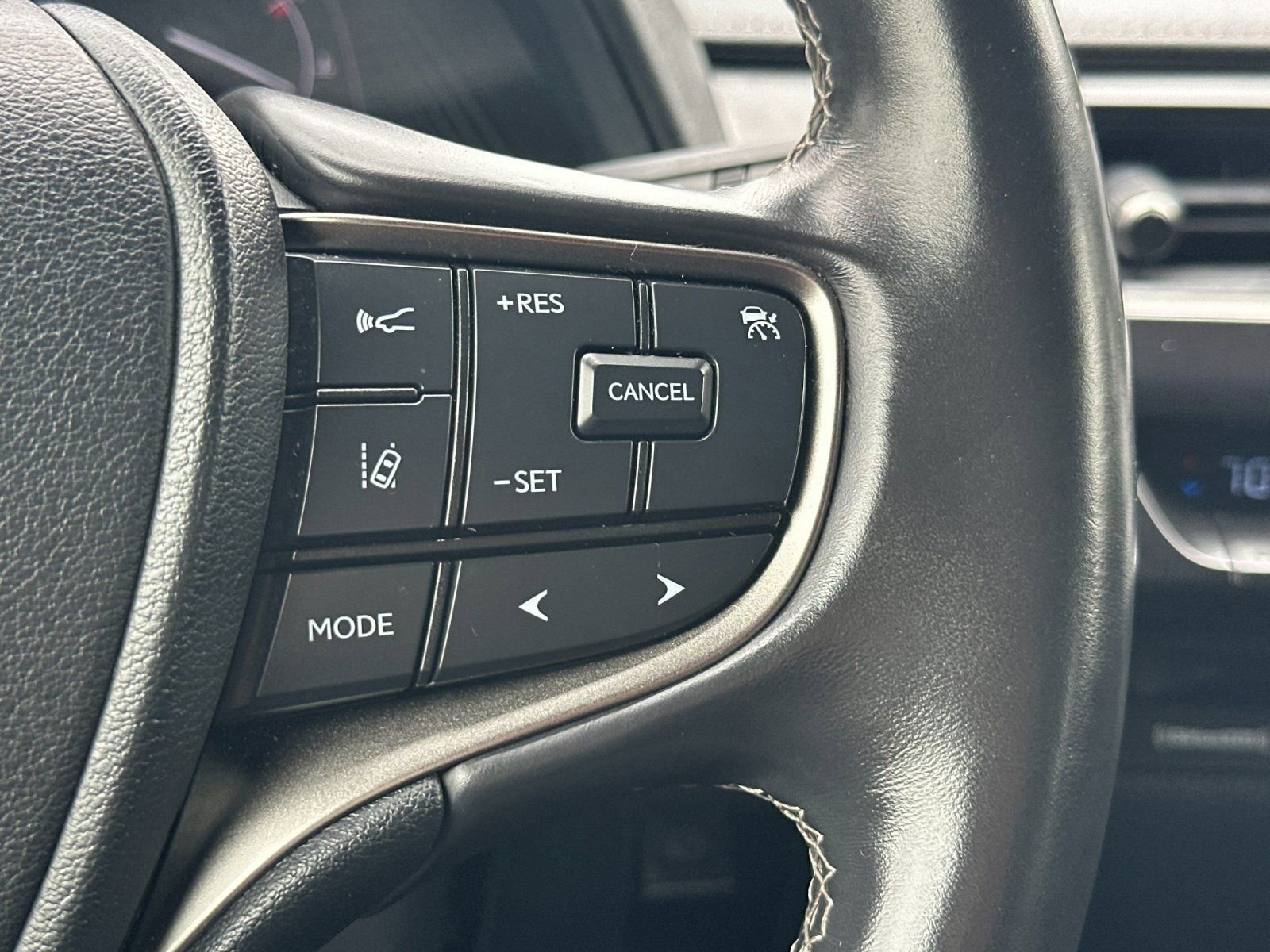 Used 2022 Lexus UX 200 w/ Accessory Package (Z2) image 27