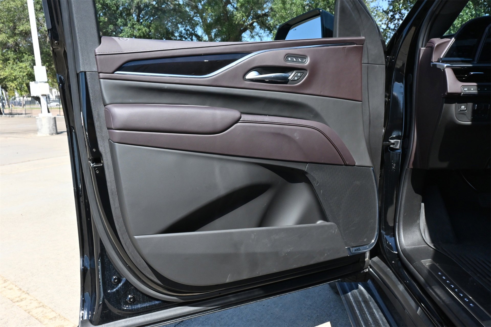 Used 2023 Cadillac Escalade Sport Platinum w/ LPO, ONYX Package image 17