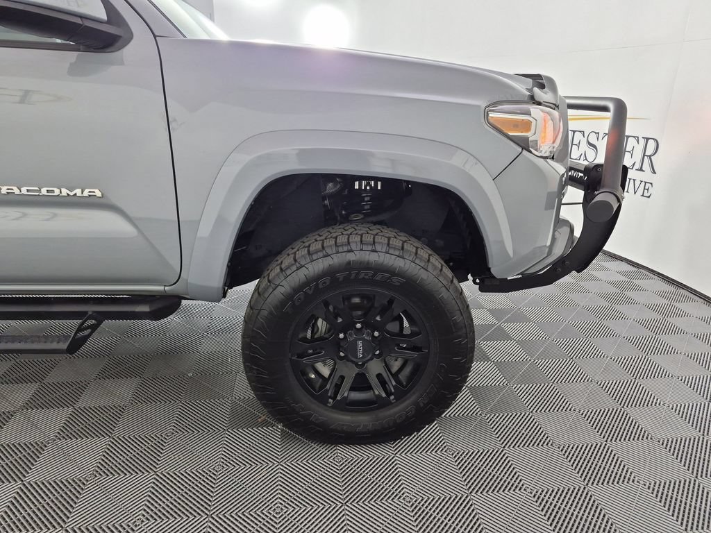 Used 2020 Toyota Tacoma SR5 AWD/4WD image 12