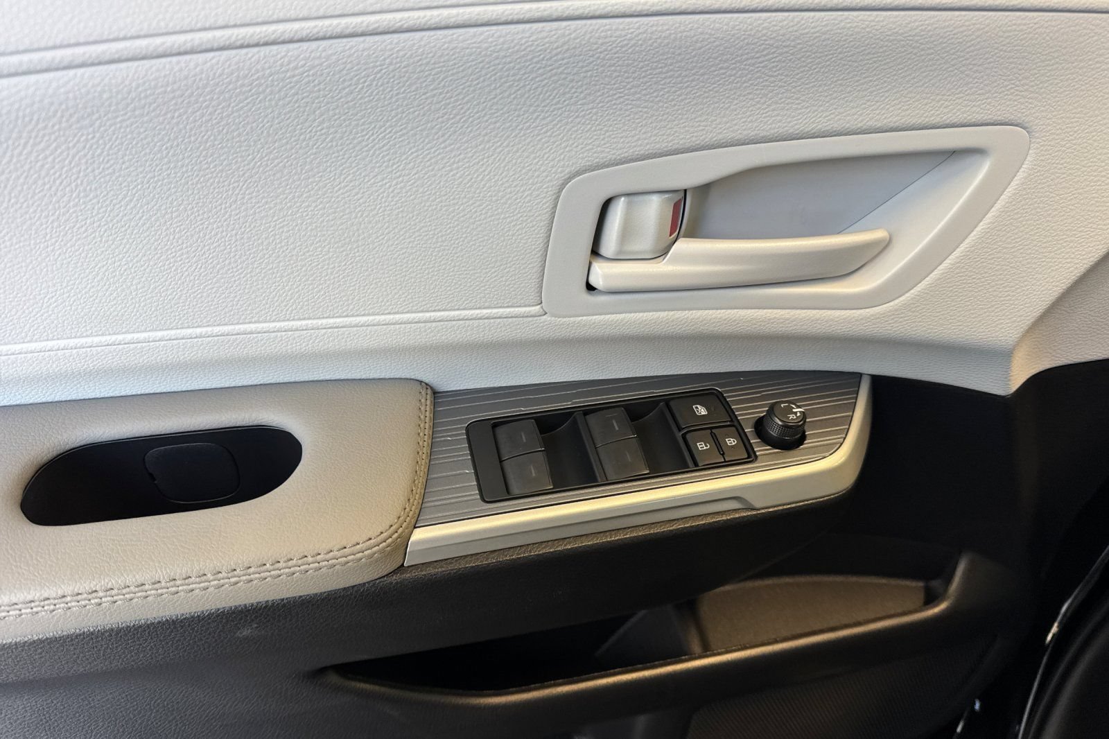 Certified 2026 Toyota Sienna LE FWD image 9