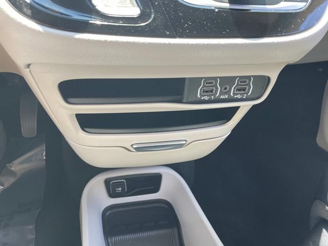 Used 2024 Chrysler Pacifica Touring-L FWD image 26