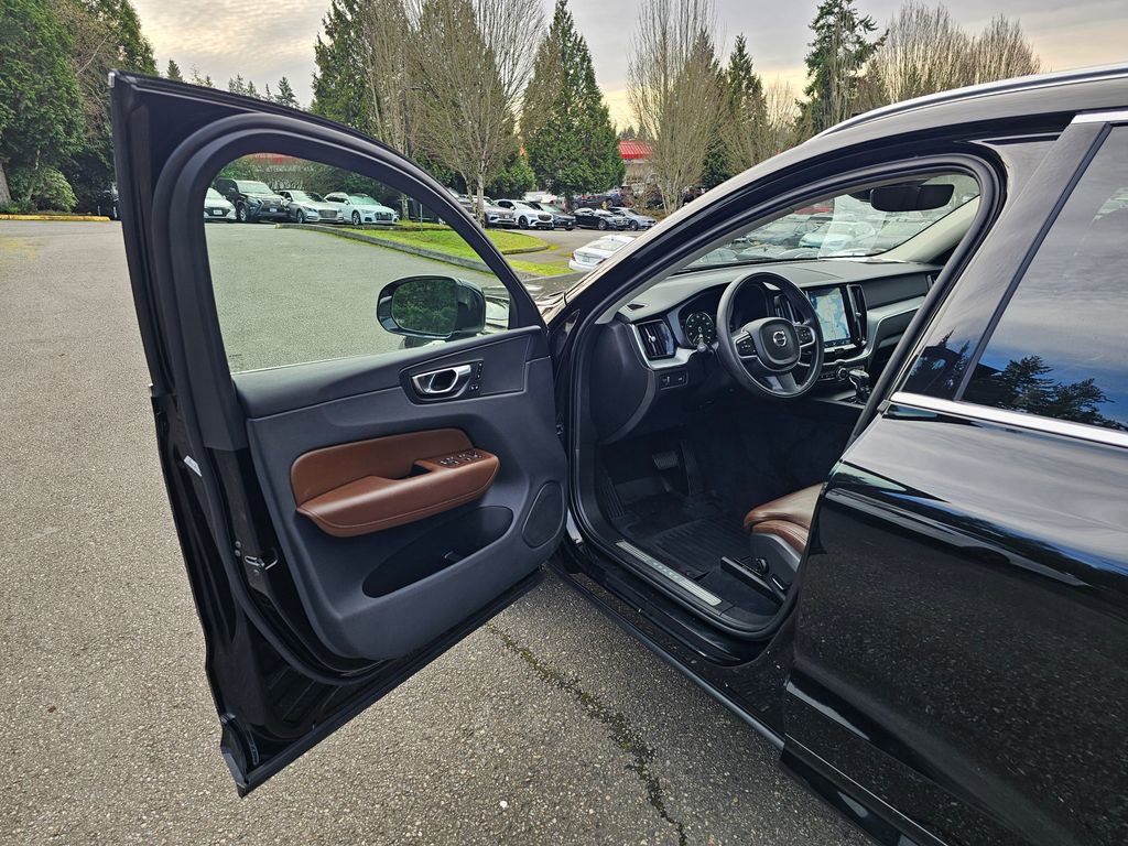 Used 2019 Volvo XC60 T5 Momentum w/ Protection Package Premier image 14