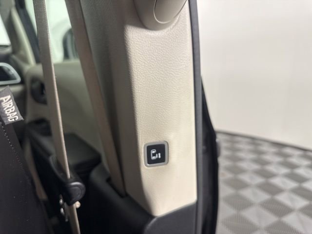 Used 2023 Chrysler Pacifica Touring-L image 25