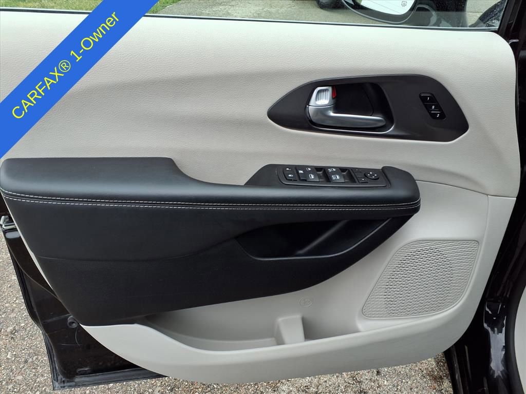 Used 2024 Chrysler Pacifica Touring-L FWD image 15