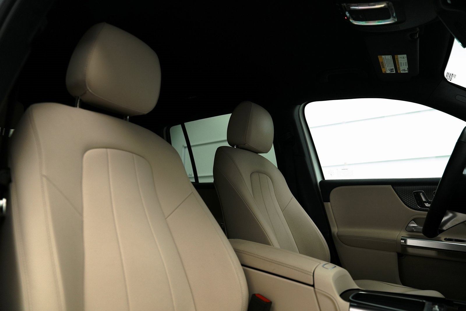 Used 2025 Mercedes-Benz GLB 250 4MATIC image 26