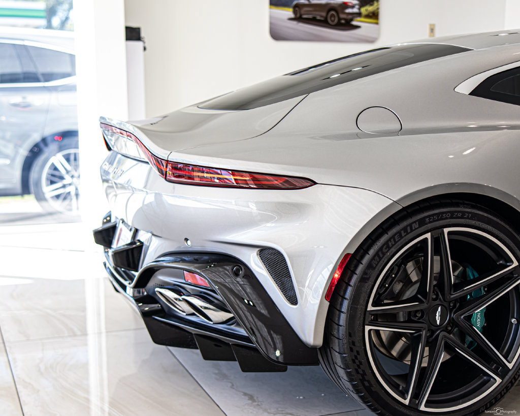 Used 2025 Aston Martin V8 Vantage Coupe RWD image 12