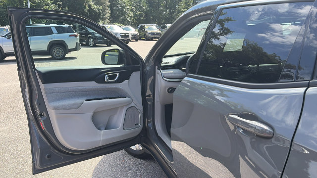 Used 2023 Jeep Compass Latitude w/ Sun and Sound Group AWD/4WD image 17