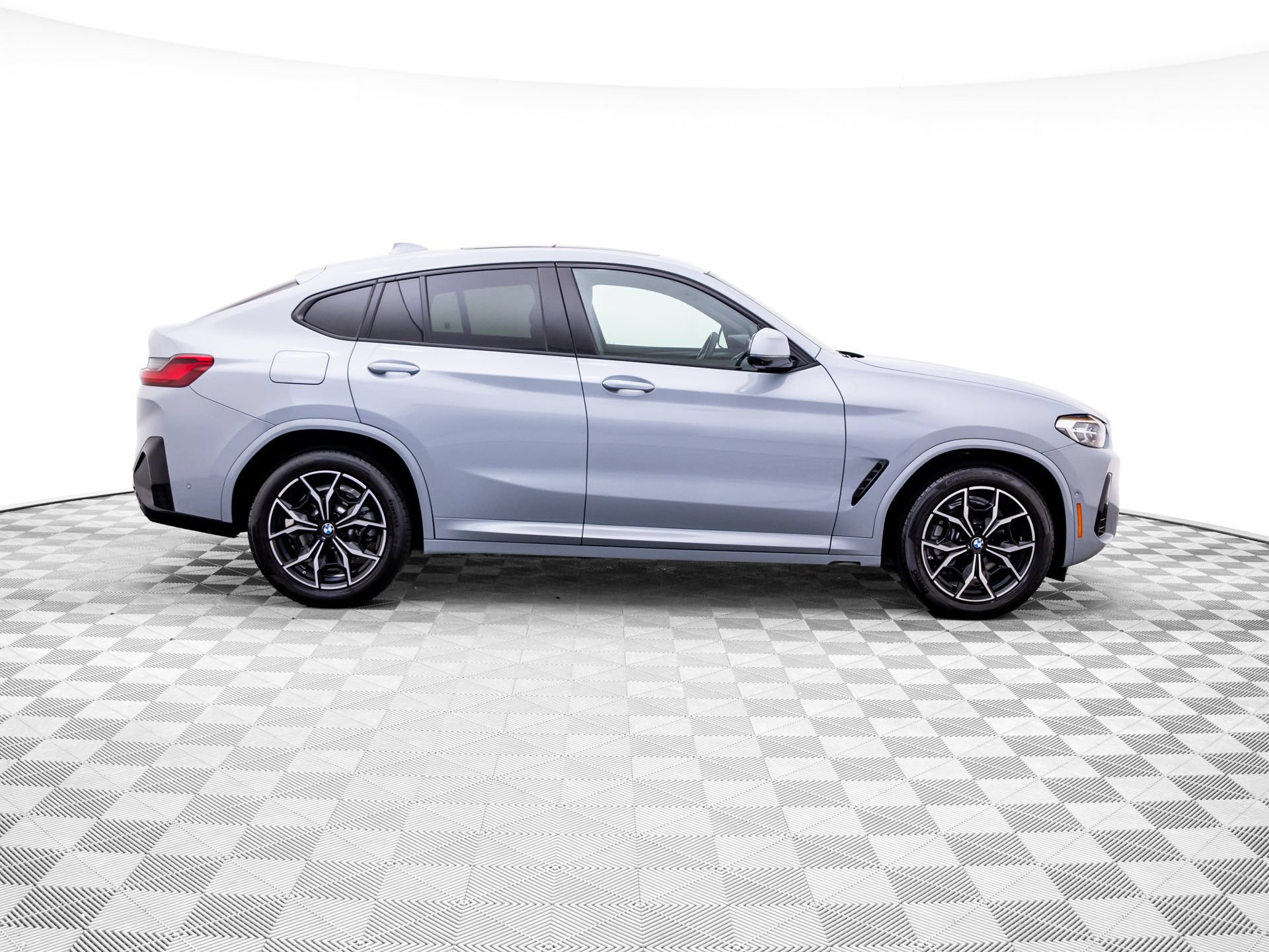 Used 2025 BMW X4 xDrive30i w/ Premium Package AWD/4WD image 6