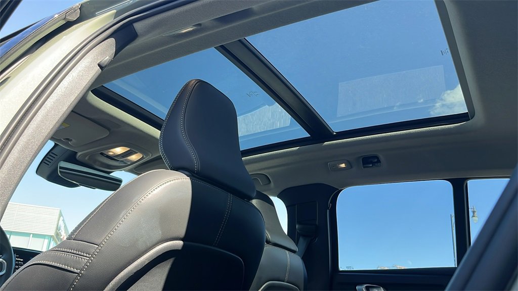 Certified 2025 Volvo XC40 B5 Plus image 40