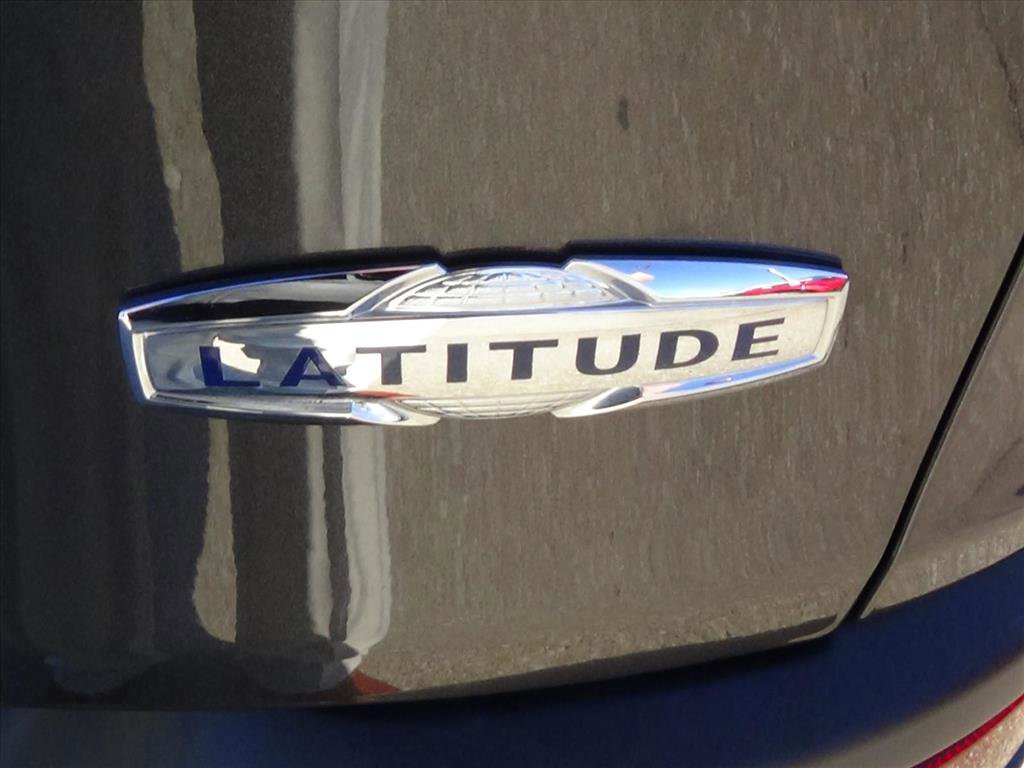 Used 2015 Jeep Cherokee Latitude w/ Comfort/Convenience Group image 11