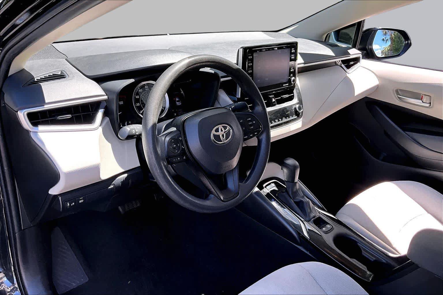 Used 2021 Toyota Corolla LE w/ Carpet Mat Package (TMS) FWD image 17