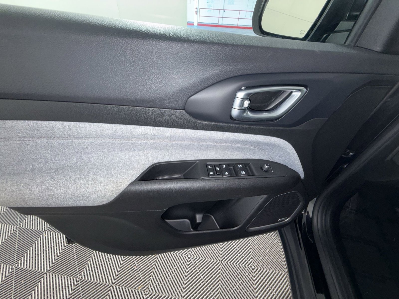 Used 2023 Jeep Compass Latitude w/ Sun and Sound Group image 15