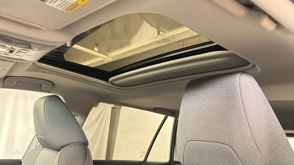 Used 2021 Toyota RAV4 XLE w/ Convenience Package image 6