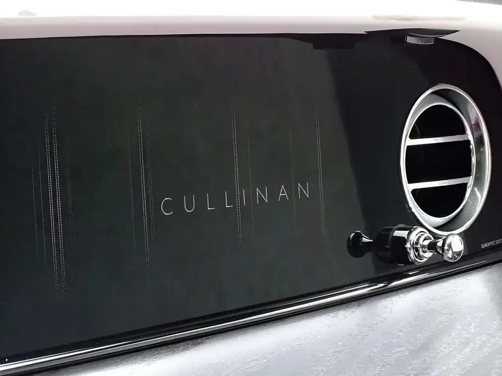 Certified 2025 Rolls-Royce Cullinan AWD/4WD image 30