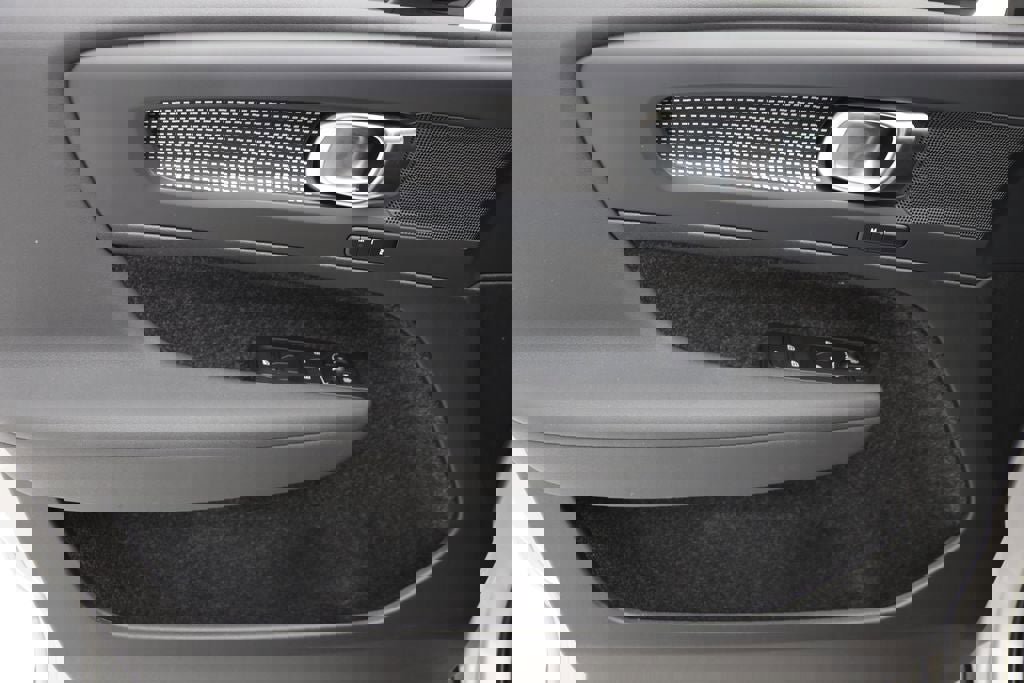 Used 2025 Volvo XC40 B5 Plus image 15