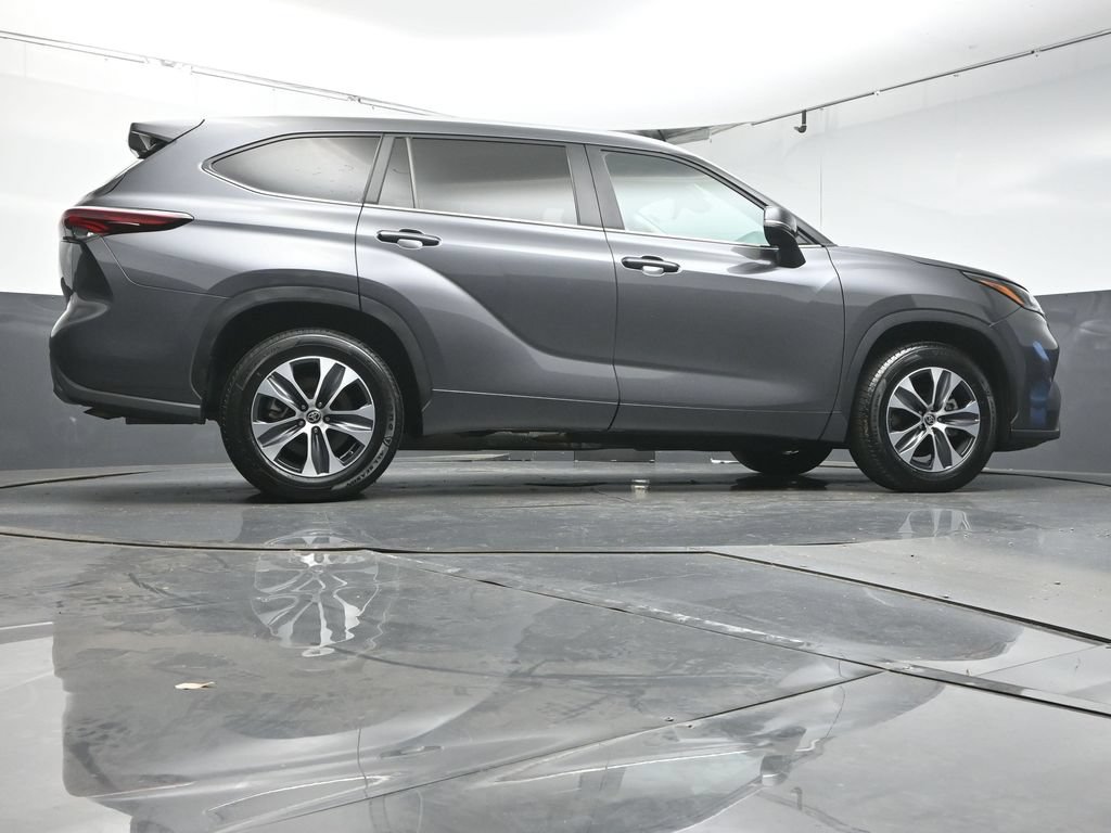 Used 2024 Toyota Highlander XLE FWD image 39
