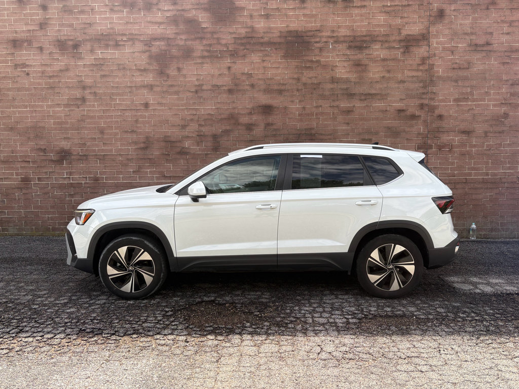 Used 2025 Volkswagen Taos SE AWD/4WD image 3