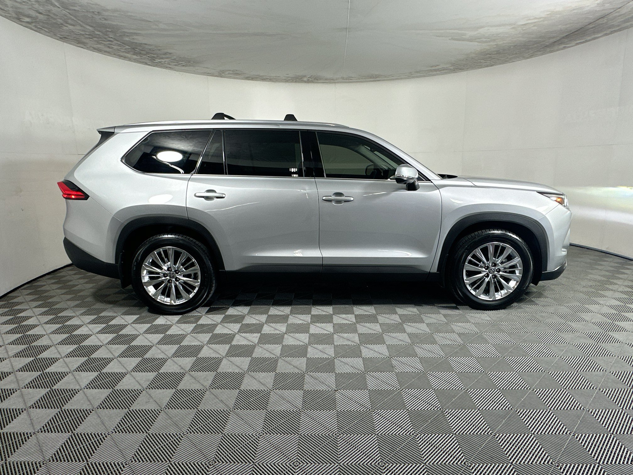 Used 2024 Toyota Grand Highlander AWD image 2