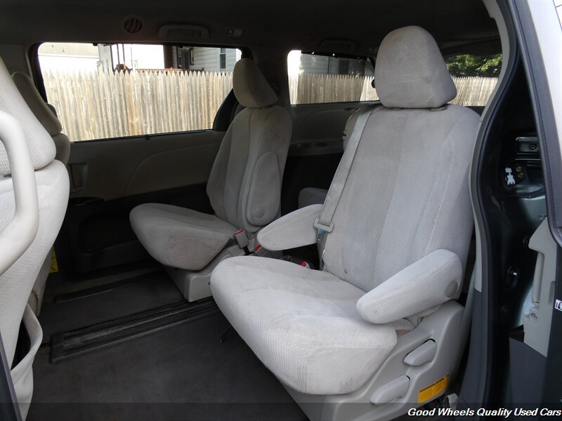 Used 2014 Toyota Sienna LE FWD image 13