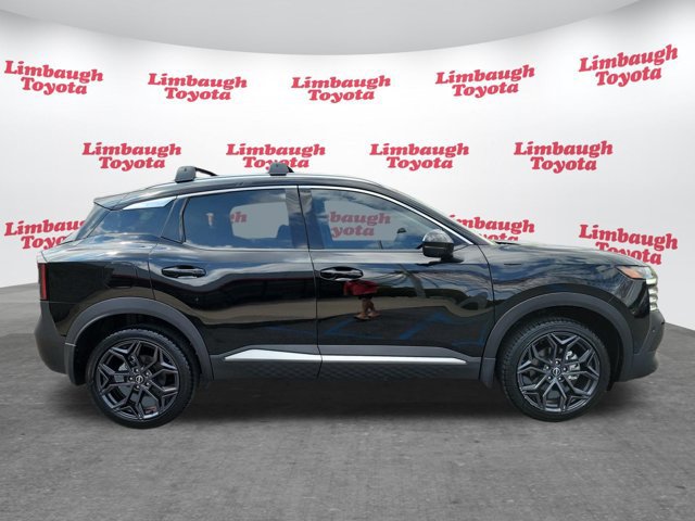 Used 2025 Nissan Kicks SR FWD image 2