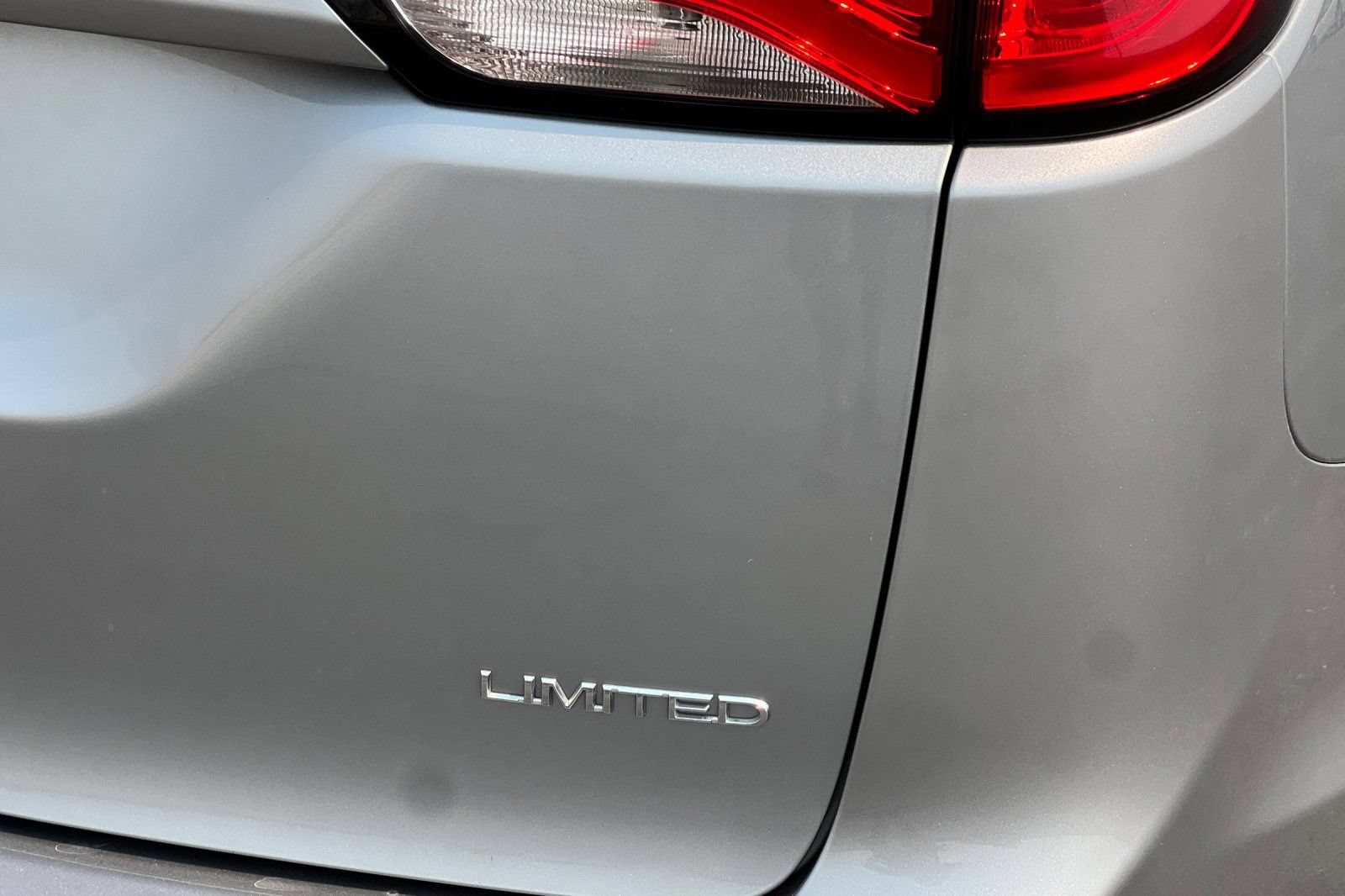 Used 2020 Chrysler Pacifica Limited FWD image 27