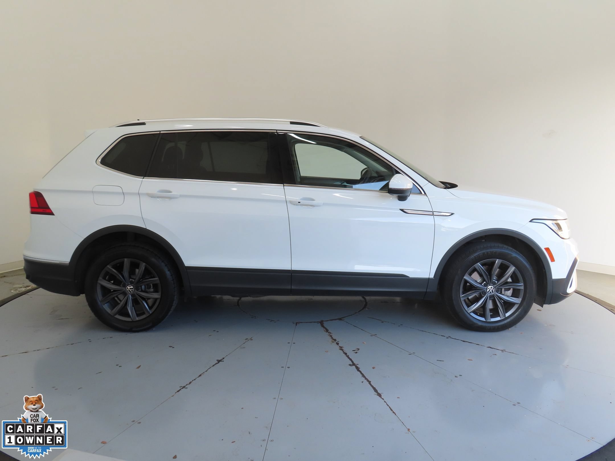 Certified 2022 Volkswagen Tiguan SE FWD image 2