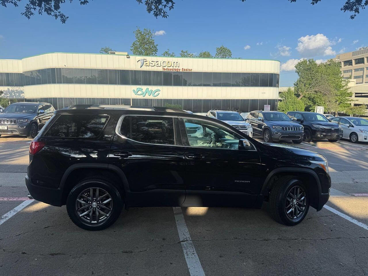 Used 2018 GMC Acadia SLT FWD image 11