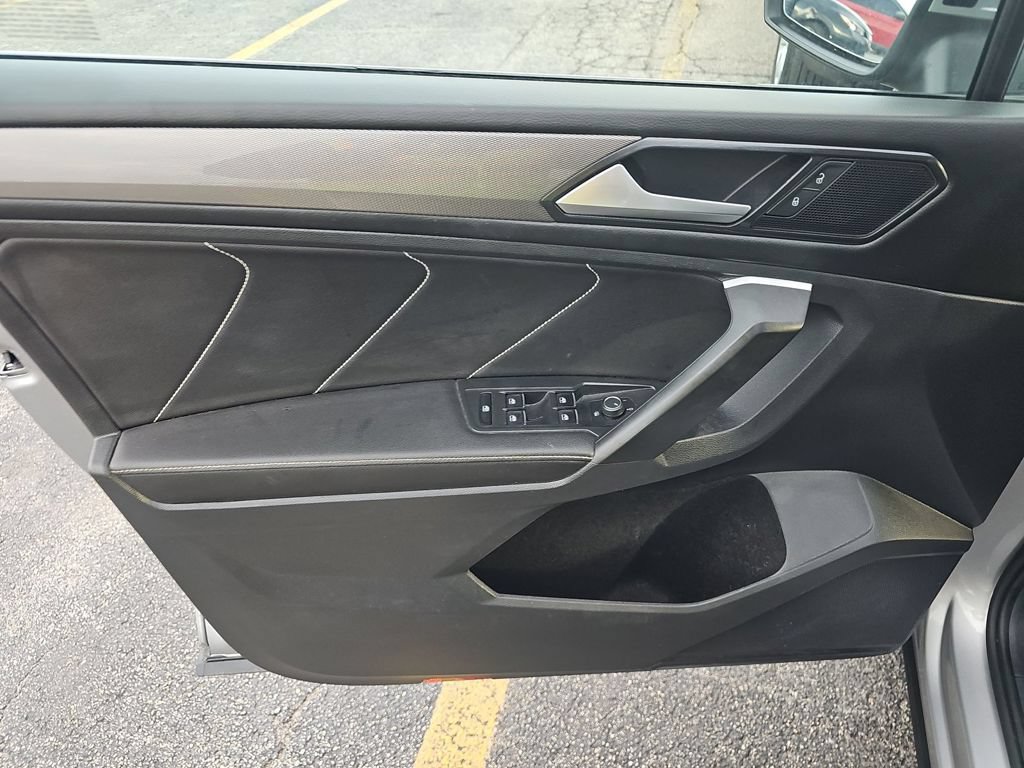 Used 2023 Volkswagen Tiguan SE w/ Panoramic Sunroof Package FWD image 16