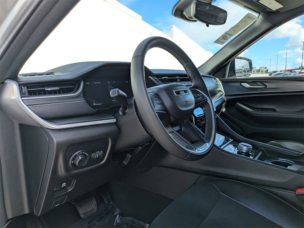 Used 2024 Jeep Grand Cherokee L Laredo image 15