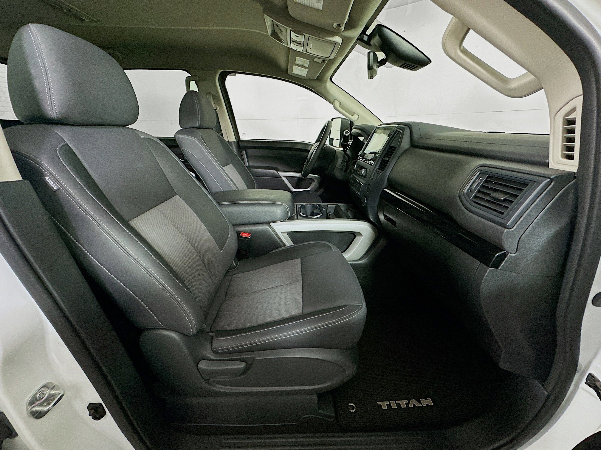 Used 2024 Nissan Titan SV w/ SV Convenience Package image 30