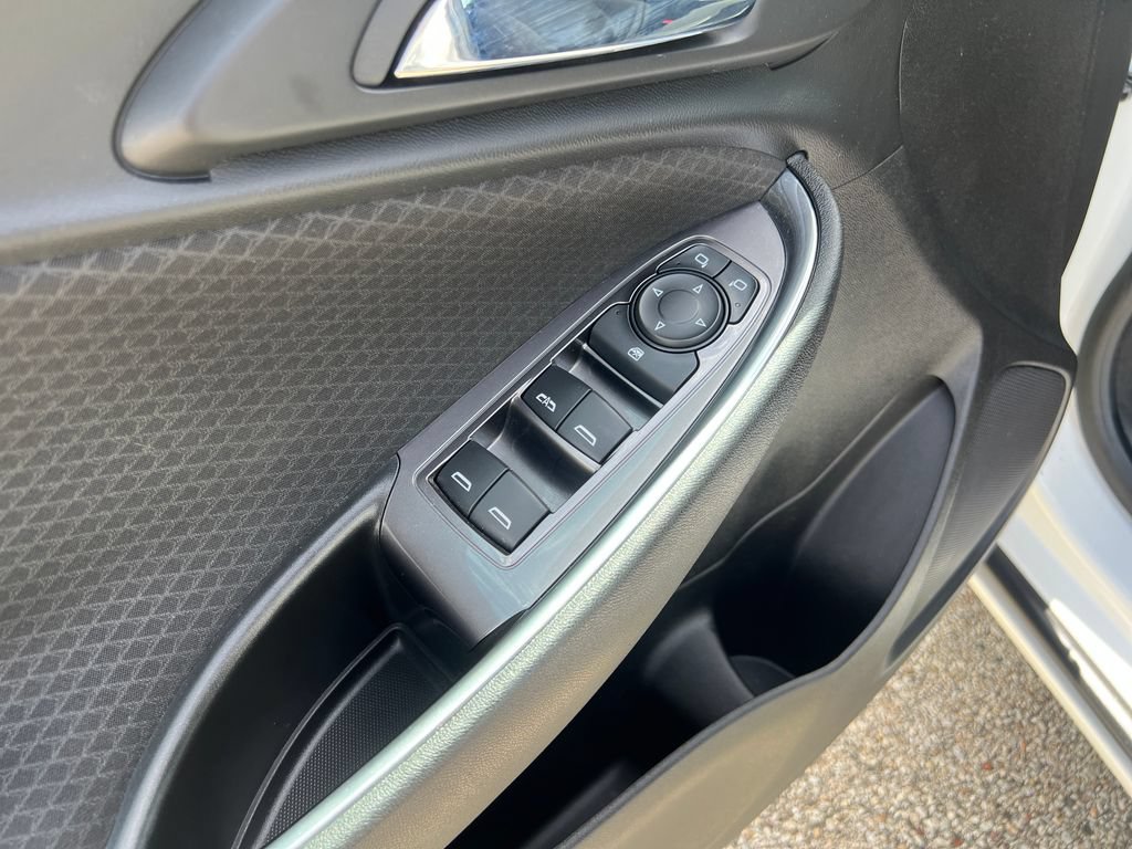 Used 2017 Chevrolet Malibu LT FWD image 11