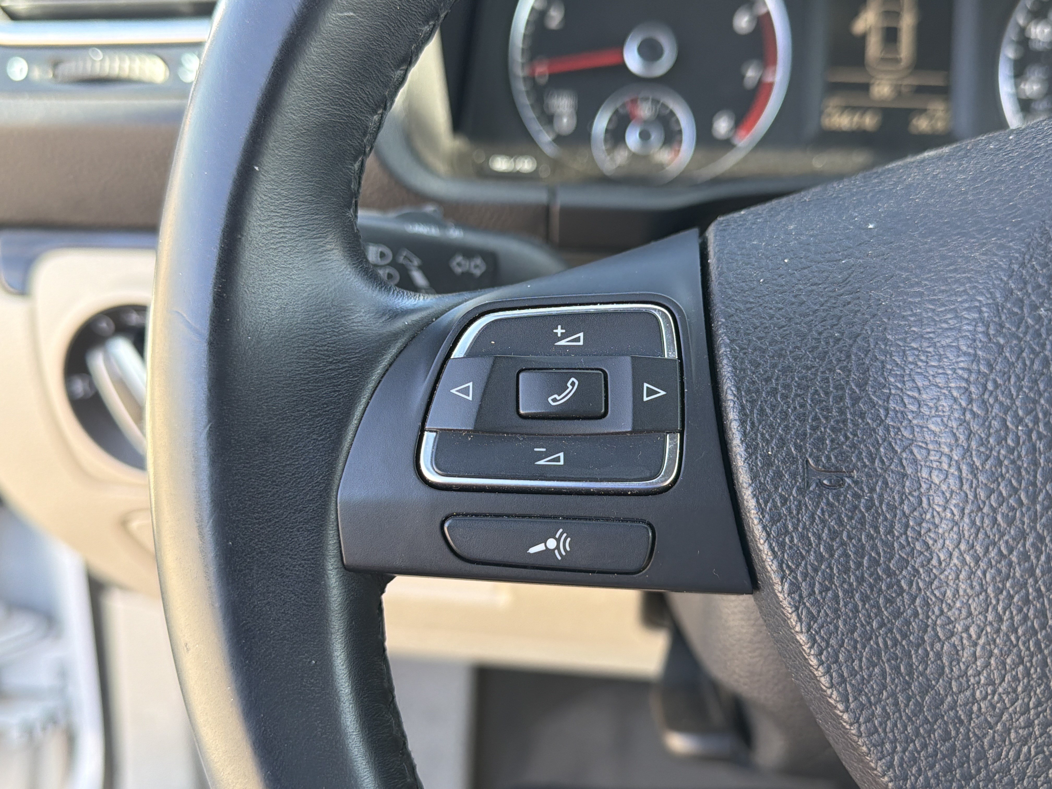Used 2013 Volkswagen Eos Lux FWD image 13