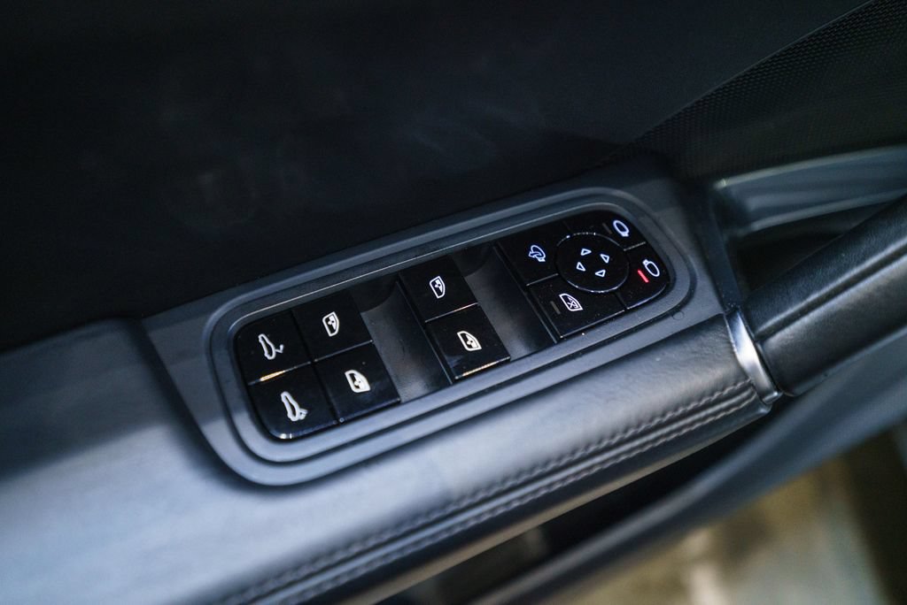 Used 2020 Porsche Cayenne Turbo AWD/4WD image 25