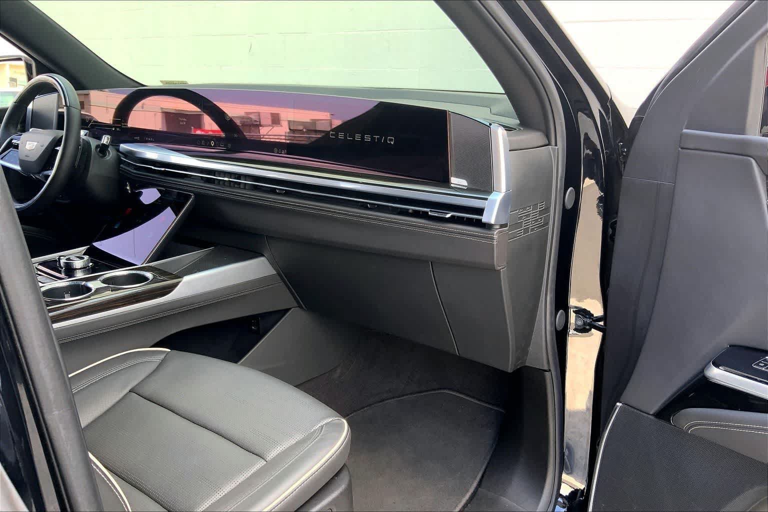 Used 2025 Cadillac Escalade Premium Luxury AWD/4WD image 23