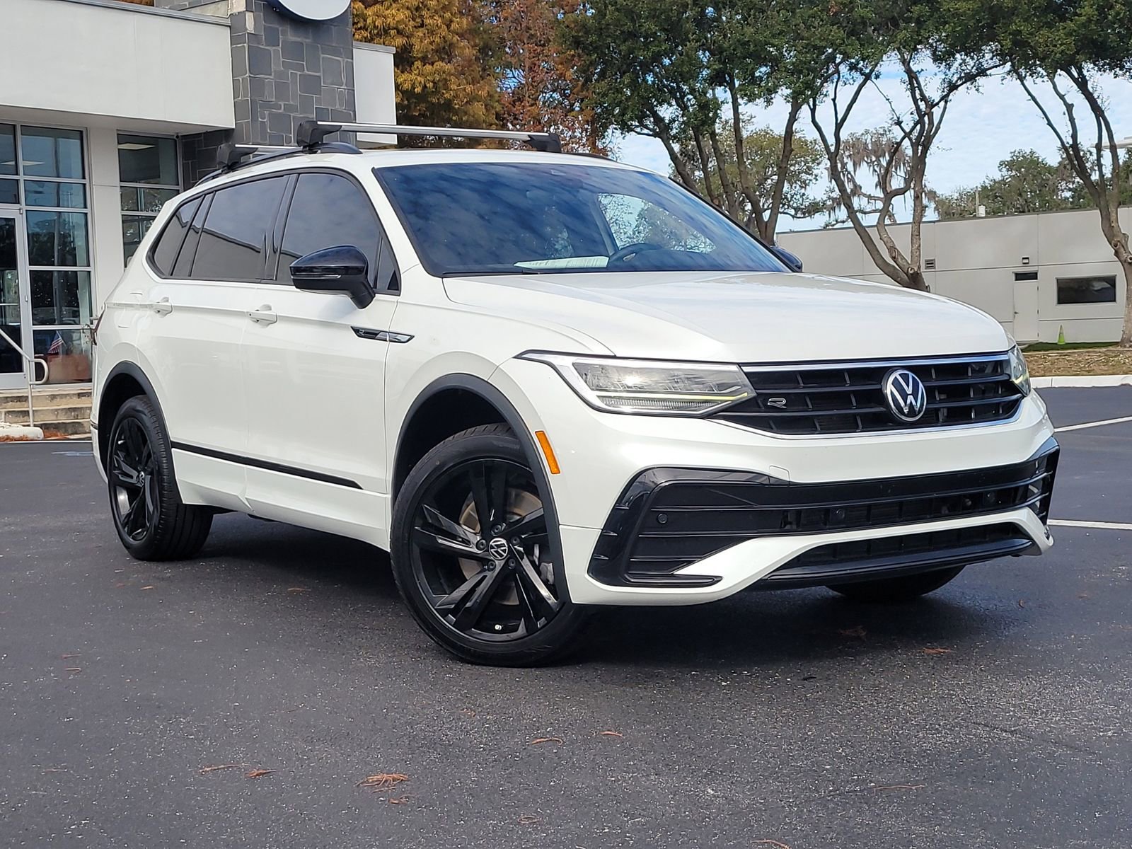 Used 2023 Volkswagen Tiguan SE R-Line image 2
