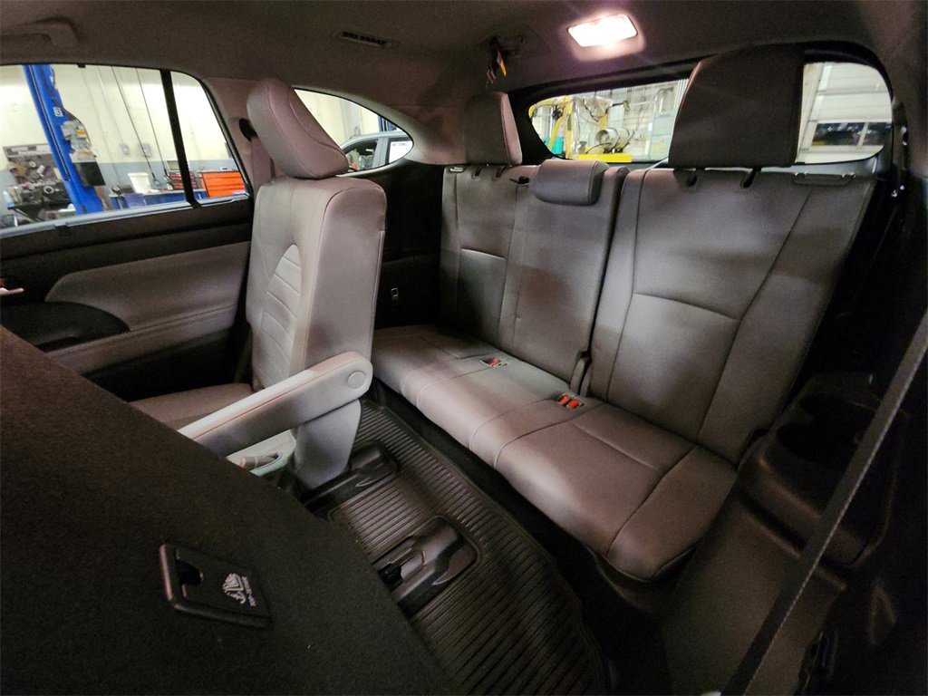 Used 2023 Toyota Highlander XLE image 34
