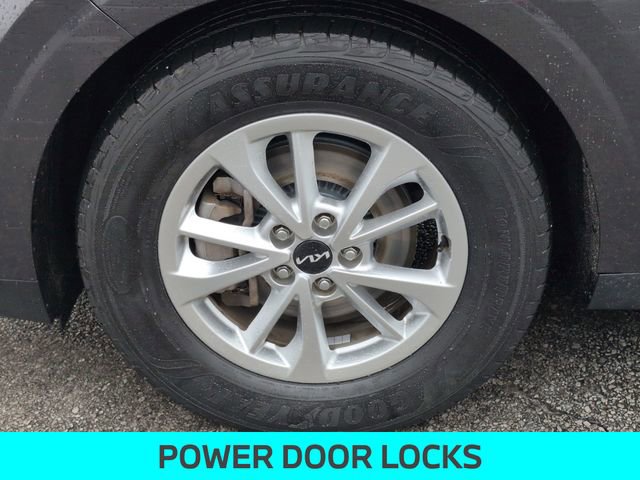 Used 2022 Kia Carnival LX image 11