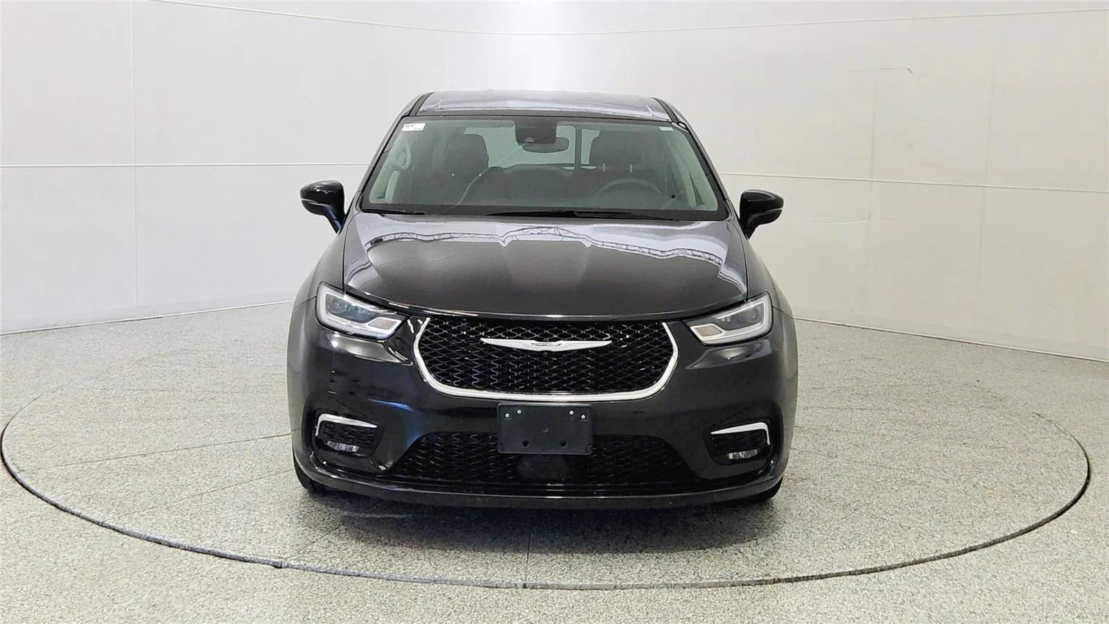 Used 2023 Chrysler Pacifica Touring-L FWD image 2