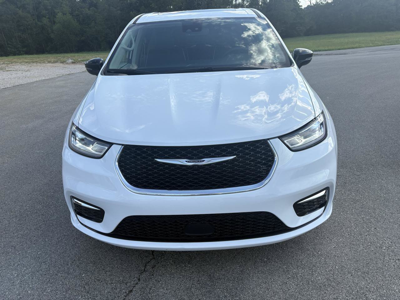 Used 2024 Chrysler Pacifica Limited FWD image 8