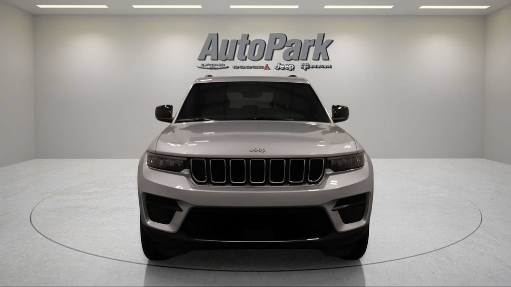 Used 2026 Jeep Grand Cherokee Laredo w/ Trailer Tow Package AWD/4WD image 4