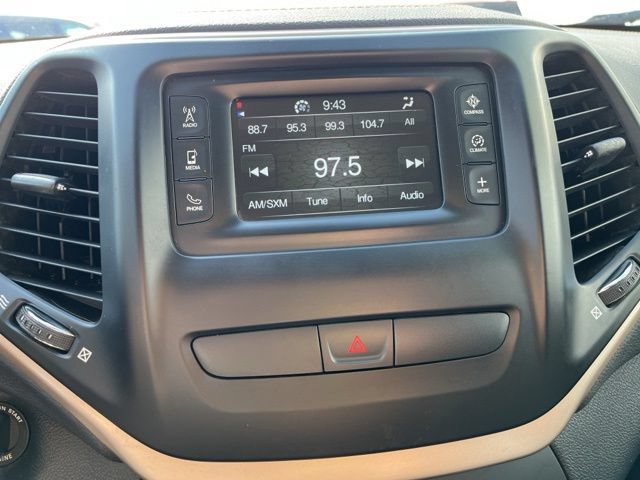 Used 2016 Jeep Cherokee Latitude w/ Cold Weather Group AWD/4WD image 3