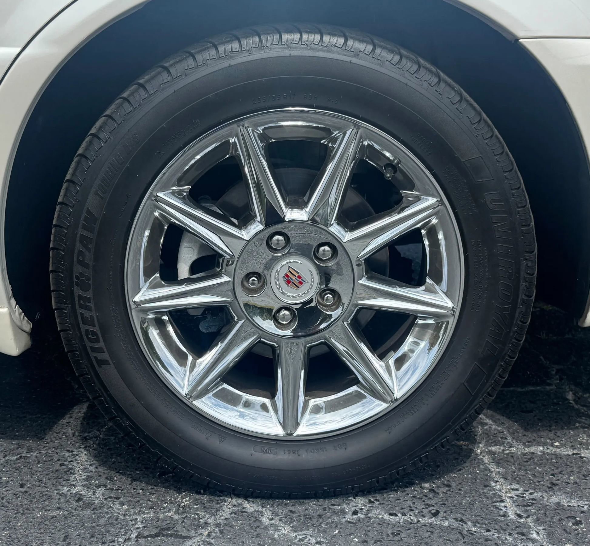 Used 2011 Cadillac DTS Luxury FWD image 3