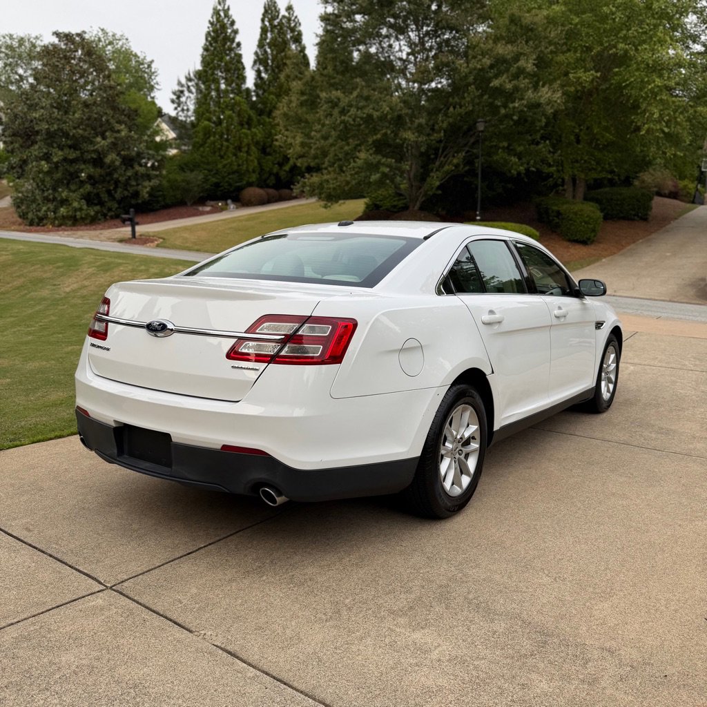 Used 2015 Ford Taurus SE FWD image 5